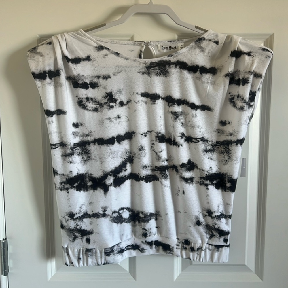 NWOT Tie Dye Black and White Roomates Sleeveless Top Size Medium